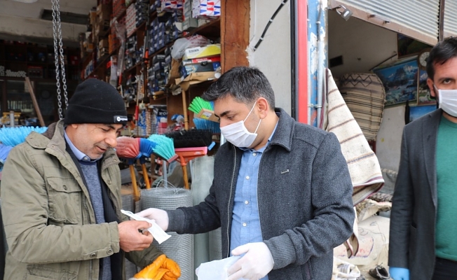 Kahta’da Bir Eczacı Koronavirüsüne Karşı 4 Bin Maske Dağıttı
