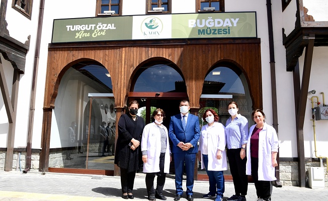 Başkan Gürkan, halı dokuma kursunu ziyaret etti