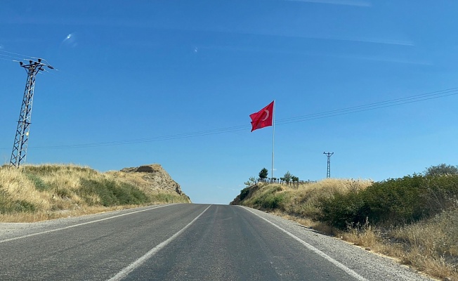Samsat'ın girişine dev Türk bayrağı
