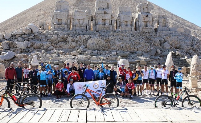 60 sporcu bisikletleriyle Nemrut Dağı'na tırmandı