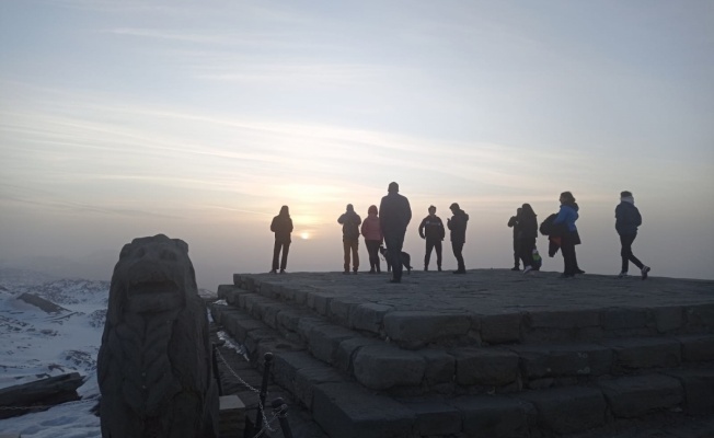 Dünya'nın 8. Harikası Nemrut Dağı ilk ziyaretçilerini ağırlamaya başladı